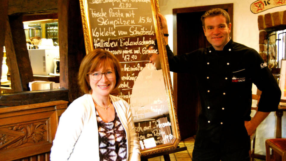 Gastgeberin Marion Schwaab und Küchenchef Sascha Schröder in der "Dorfchronik"