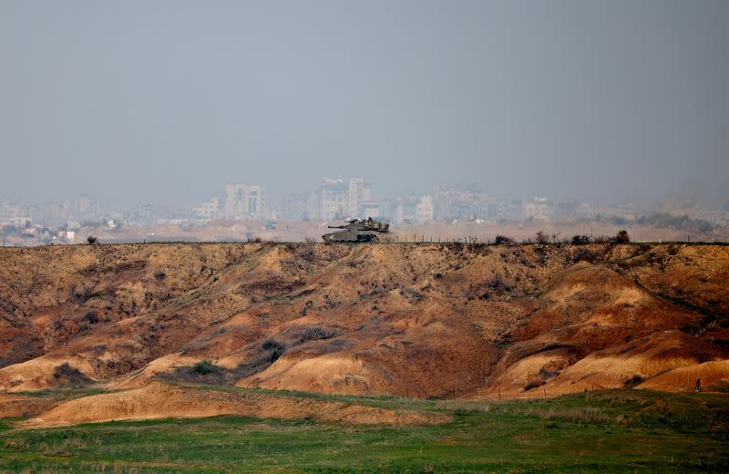 Un tanque israelí opera cerca de la frontera entre Israel y Gaza, en medio del actual conflicto, visto desde el sur de Israel