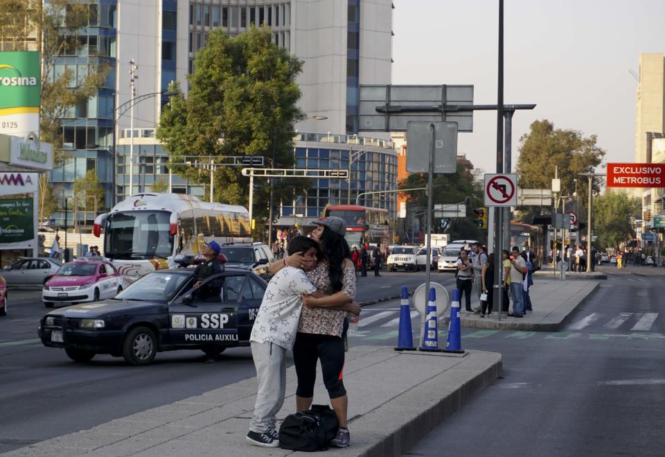 <p>Un potente sismo sacudió este viernes Ciudad de México revivió temores y provocó angustia entre sus habitantes, a poco menos de cinco meses de que otro terremoto causara casi 400 muertos (AFP | YURI CORTEZ) </p>