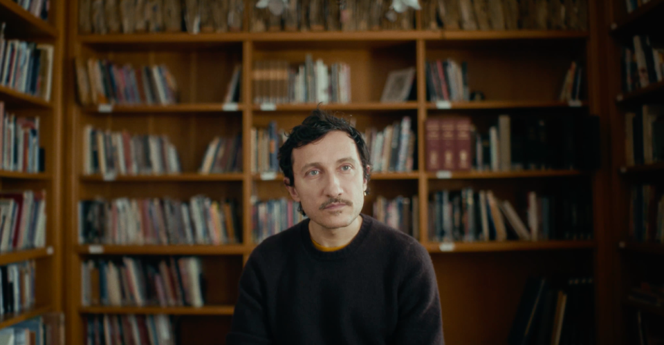 Marco De Vincenzo in a scene of the "Radical Etro" documentary.