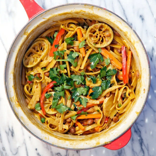 <strong>자세한 레시피는 <a href="http://www.apronstringsblog.com/one-pot-wonder-thai-peanut-pasta-recipe/" target="_blank">여기를 클릭!</a> from Apron Strings</strong>