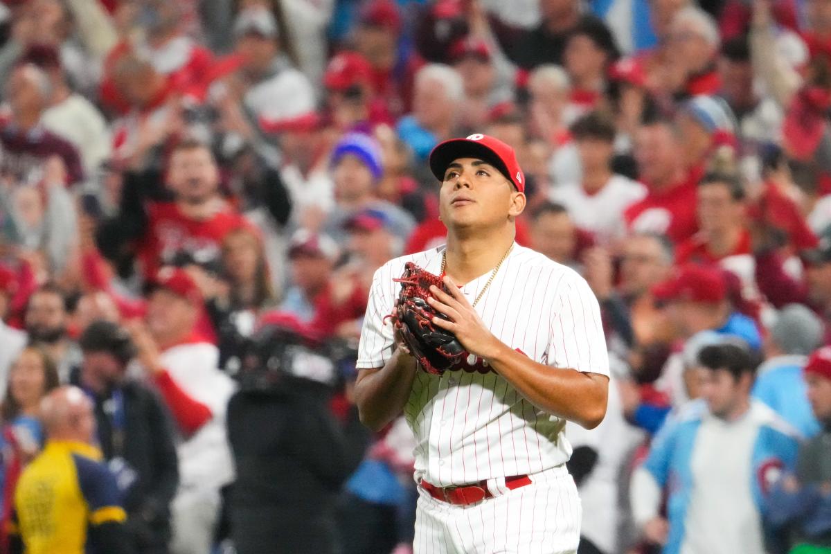 Phillies light up Citizens Bank Park, hold moment of silence for