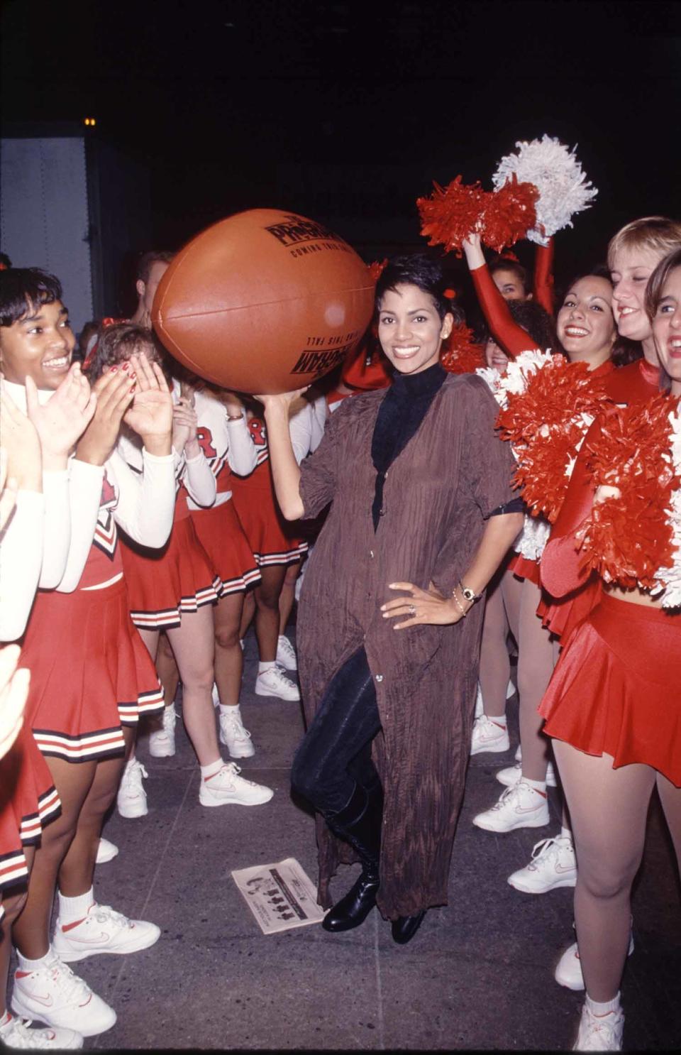 <p>Berry shows off her throwing arm at the Los Angeles premiere of the sports-themed drama.<br> (Photo: Getty Images) </p>