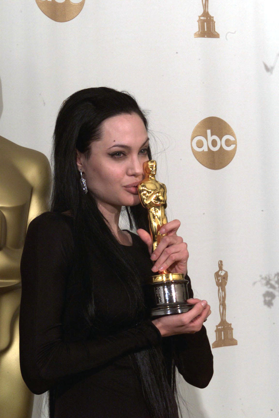 Coverage of the 72nd Annual Academy Awards Ceremony held at the Shrine Auditorium in Los Angeles on March 26, 2000. Best Support Actress Angelina Jolie, "Girl, Interrupted" Photo by Ken  (Photo by Ken Hively/Los Angeles Times via Getty Images)