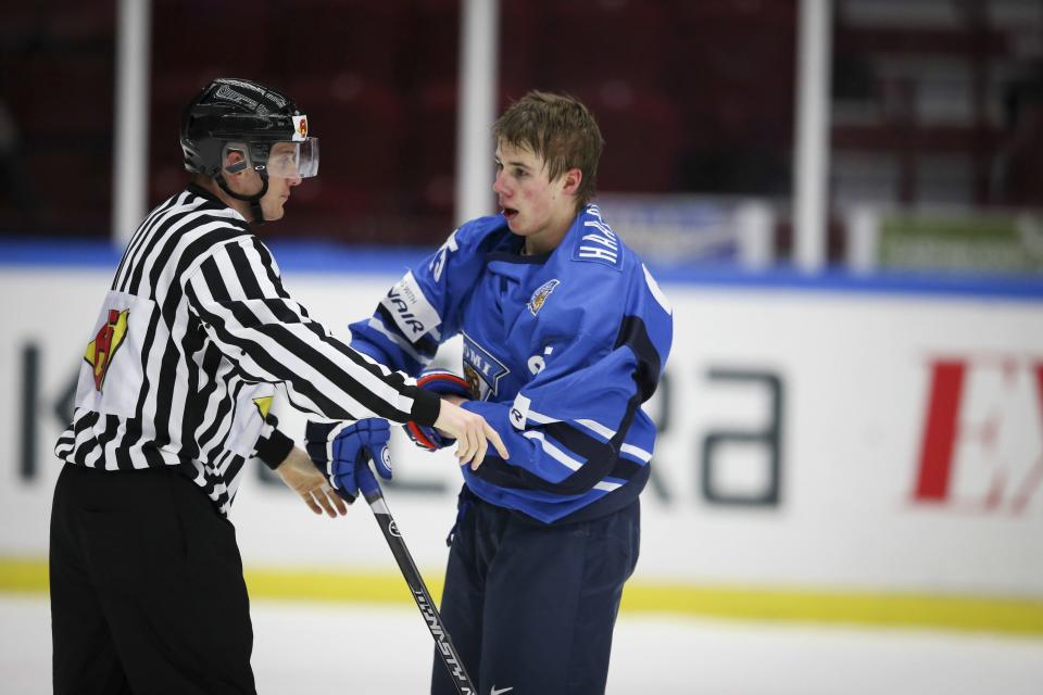 Finland's Henrik Haapala (R) gets a penalty during during their preliminary round match against Norway, at the International Ice Hockey Federation (IIHF) World Junior Hockey Championships in Malmo December 27, 2013. REUTERS/Andreas Hillergren/TT News Agency (SWEDEN - Tags: SPORT ICE HOCKEY) ATTENTION EDITORS - THIS IMAGE WAS PROVIDED BY A THIRD PARTY. FOR EDITORIAL USE ONLY. NOT FOR SALE FOR MARKETING OR ADVERTISING CAMPAIGNS. SWEDEN OUT. NO COMMERCIAL OR EDITORIAL SALES IN SWEDEN. THIS PICTURE IS DISTRIBUTED EXACTLY AS RECEIVED BY REUTERS, AS A SERVICE TO CLIENTS