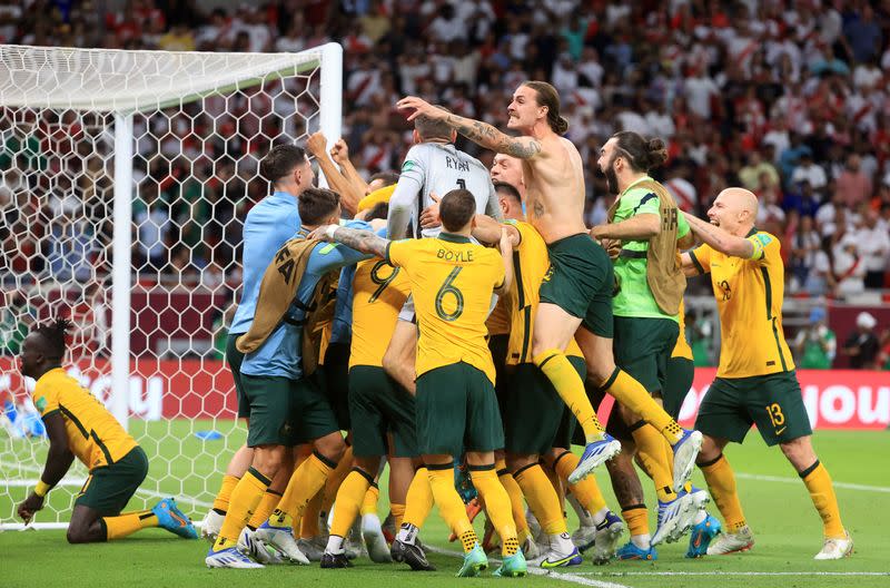 Foto de los futbolistas de Australia celebrando tras clasificar al Mundial de Qatar 2022