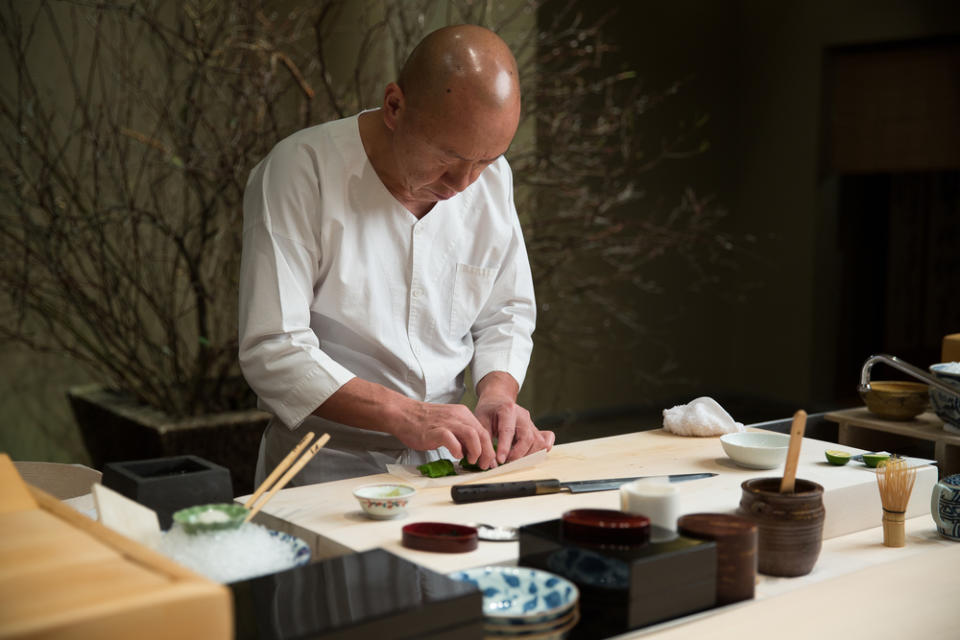 <p>Das teuerste Restaurant New Yorks darf in unserer Top Ten natürlich nicht fehlen. Küchenchef Masa Takayama ist für sein Sushi berühmt. Für seine einfachen und essentiellen Gerichte werden pro Person rund 340 Euro fällig – ohne Getränke und Steuern, versteht sich. Eine stornierte Reservierung schlägt mit 200 Dollar zu Buche. (Bild: Masa) </p>