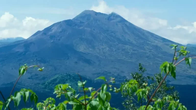 El monte Batur, un volcán activo que se considera una de las cuatro montañas sagradas de Bali.