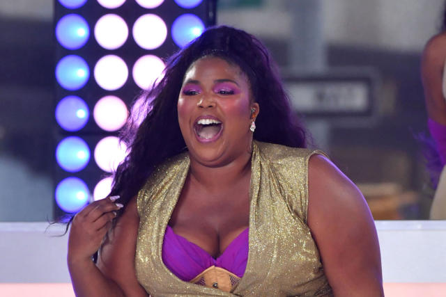 Lizzo Shines in Gold Bodysuit on Stage at NYC Concert!: Photo