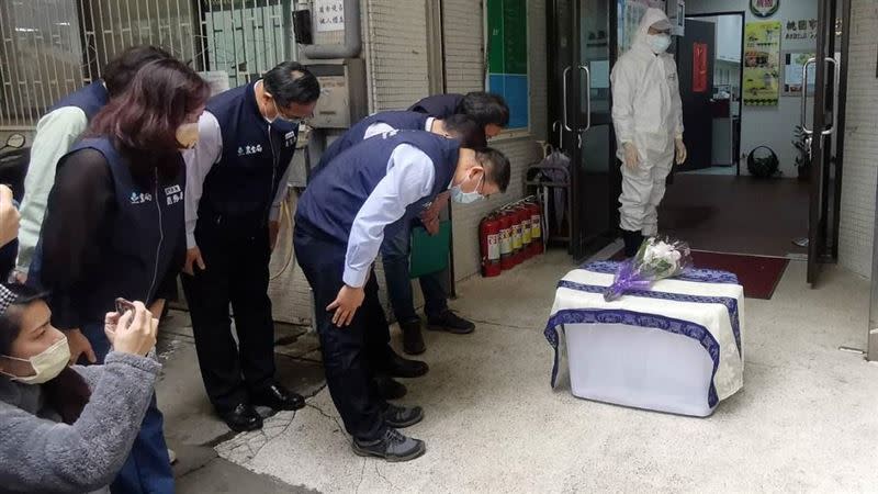 狒狒遭射殺引發爭議，桃園市政府農業局官員鞠躬獻花送行挨批。（圖／翻攝畫面）