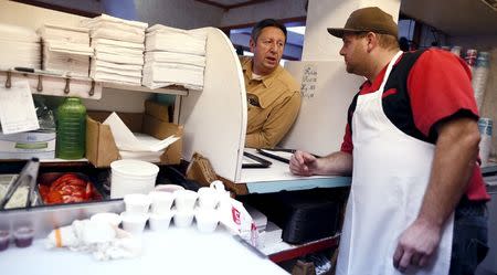 U.S. Republican presidential candidate Michael Petyo speaks to a worker as he campaigns at a restaurant in Valparaiso, Indiana, November 17, 2015. REUTERS/Jim Young