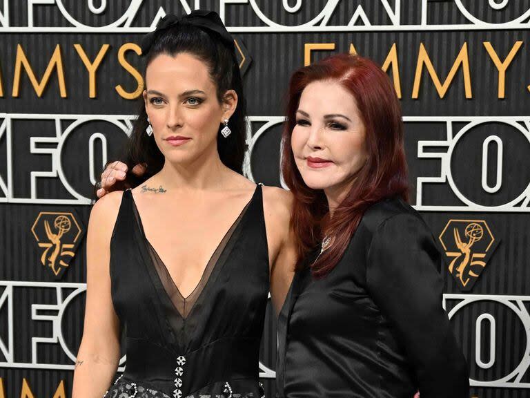 Riley Keough y Priscilla Presley compartieron la alfombra plateada de los Emmy y demostraron que los conflictos familiares quedaron en el pasado