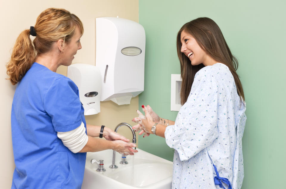 Enfermera explicando a una paciente cómo lavarse las manos. (Foto: Getty)