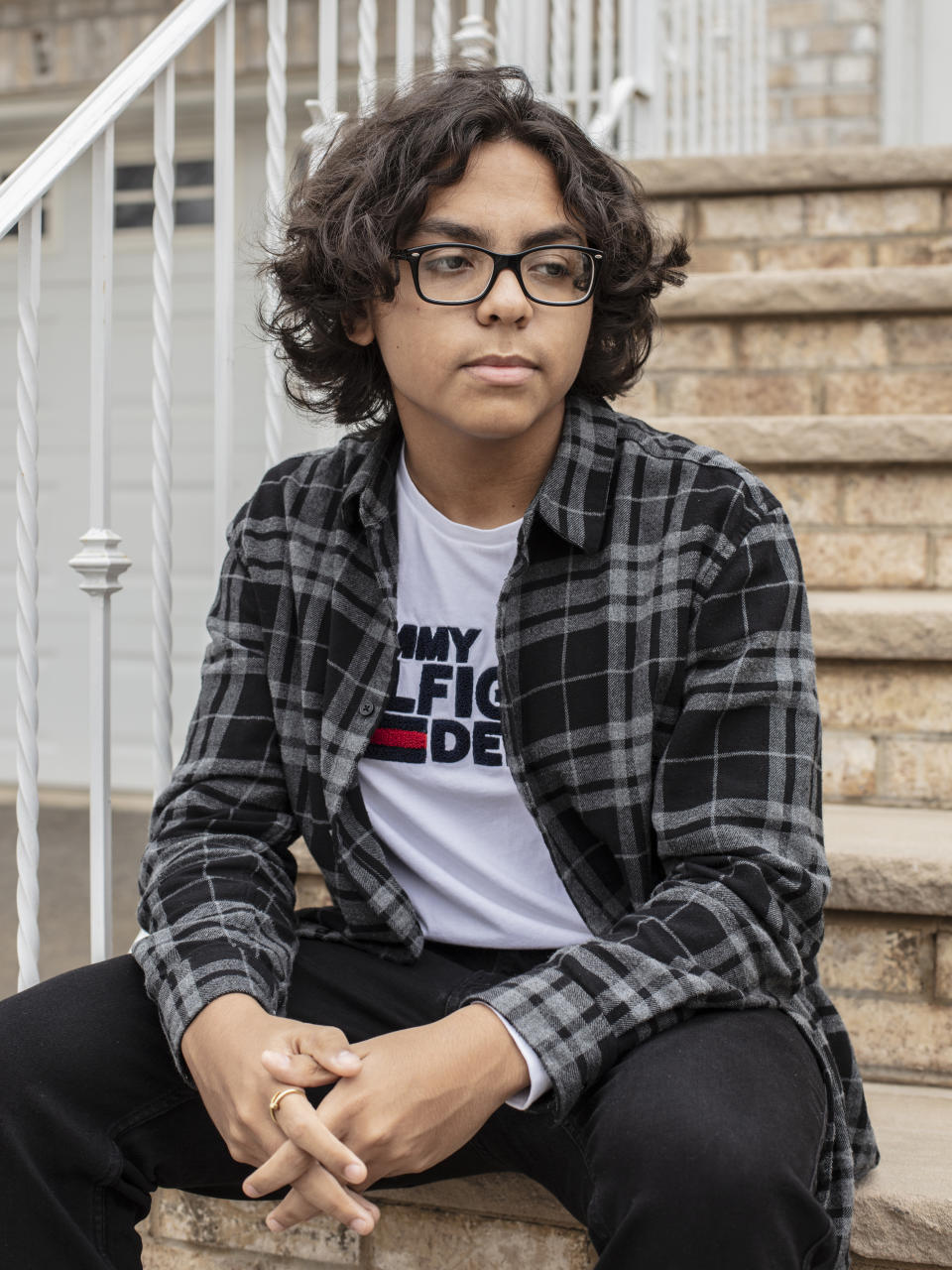 Max Rodriguez posa para un retrato frente a su casa en Elizabeth, Nueva Jersey, el miércoles 31 de marzo de 2021. (Bryan Anselm/The New York Times)