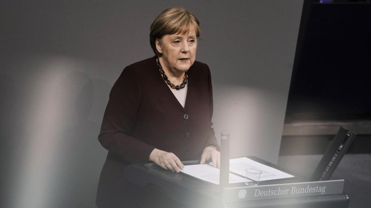 Bundeskanzlerin Angela Merkel gibt im Bundestag eine Regierungserklärung zur Bewältigung der Pandemie ab.