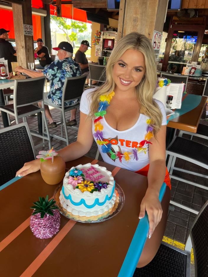 Sarasota Hooters hosts send-off party for international pageant contestant Sloan Miavitz