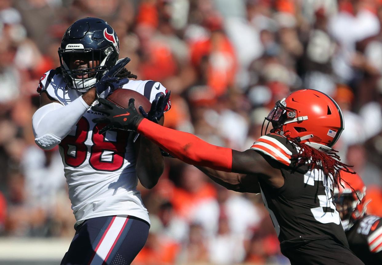 Houston Texans tight end Jordan Akins (88) brings down a pass for first down over Cleveland Browns defensive back Ronnie Harrison (33) on Sept. 19, 2021, in Cleveland