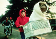 <p><b>Le synopsis :</b> Un vaisseau d’extra-terrestres arrive sur Terre, vers Los Angeles. L’un de ses occupants part en exploration et rencontre Elliott, un petit garçon de dix ans. Une rare et fusionnelle amitié s’installe alors entre l’humain et la créature. </p><p><b>Pourquoi il faut le regarder ? </b>Sorti en 1982, le film de Spielberg a bercé notre enfance. Le revoir aujourd’hui, c’est presque thérapeutique !</p><br>