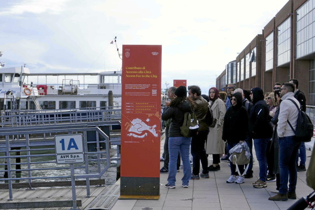 Les touristes de passage doivent s'acquitter d'une taxe de cinq euros pour visiter Venise les jours de grande affluence depuis ce jeudi 25 avril 2024.  - Credit:Luca Bruno - AP - Sipa