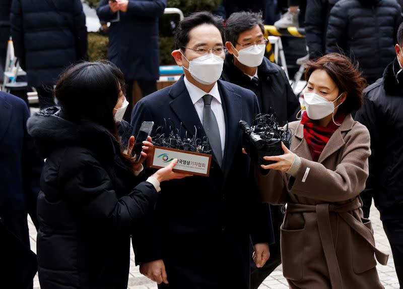 Samsung Group heir Jay Y. Lee arrives at a court in Seoul