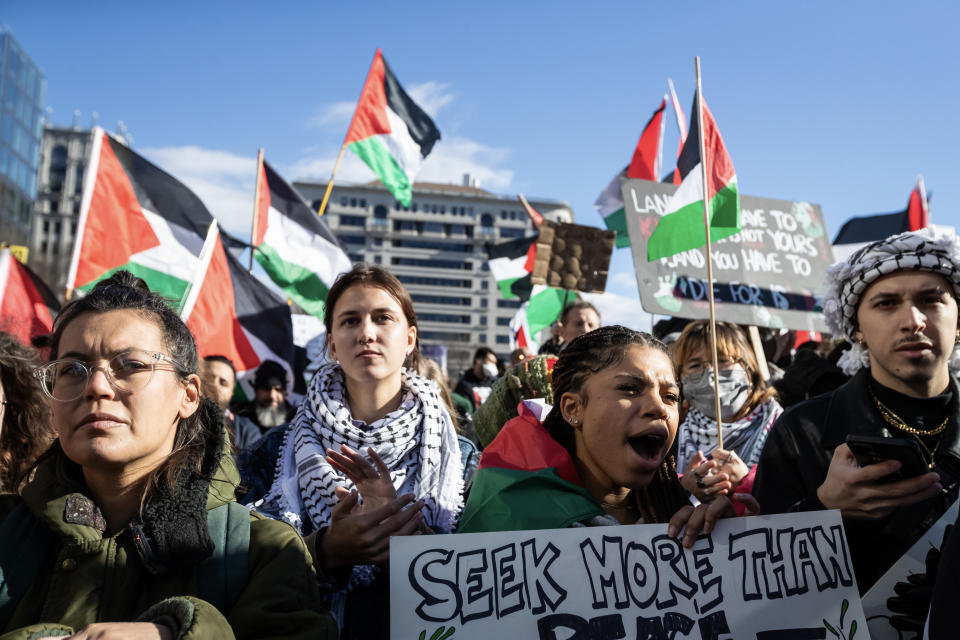 Manifestantes protestan en contra de las operaciones del Ejército israelí contra Hamás, en Washington, el 13 de enero de 2024. (Allison Bailey/The New York Times)

