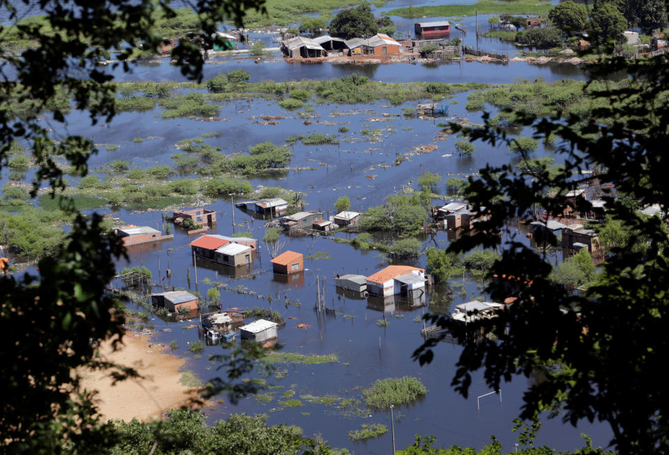 <p>Nach heftigen Regenfällen kommt es rund um den Río Paraguay zu Überschwemmungen. Auch in den Randgebieten der paraguayischen Hauptstadt Asunción sind viele Häuser dem Wasser zum Opfer gefallen. (Bild: Reuters) </p>