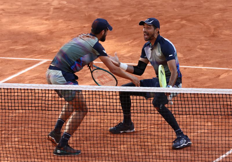 El salvadoreño Marcelo Arévalo y el croata Mate Pavic celebran su victoria en la final de dobles del Abierto de Francia contra los italianos Simone Bolelli y Andrea Vavassori