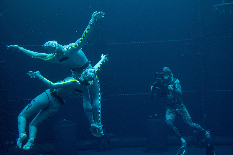 Filming an underwater scene on the set of <i>Avatar: The Way of Water</i>.<span class="copyright">20th Century Studios</span>