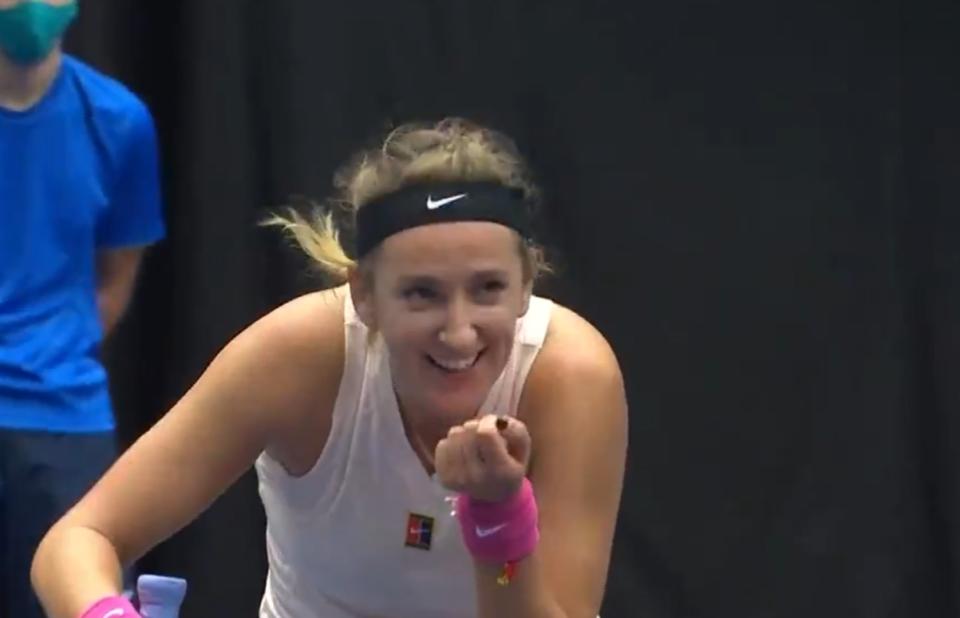 Azarenka sonríe tras el insólito punto que ganó en su partido ante Krejcikova. (Foto: Twitter / @WTA).