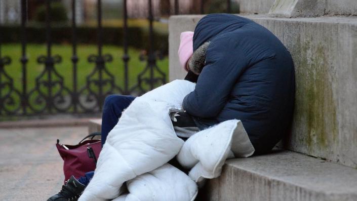 Foto de archivo de un durmiente anónimo durmiendo en una puerta en Londres