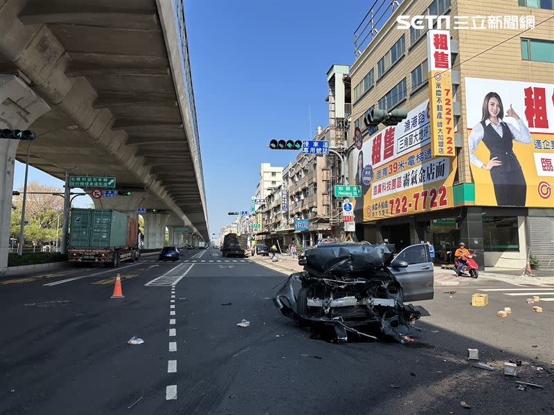 高雄陳男駕駛大貨車追撞賓士車，連燈桿都被撞倒。（圖／翻攝畫面）