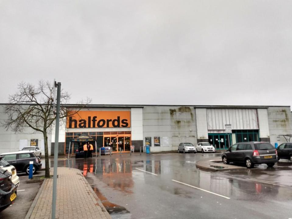 Reading Chronicle: Halford House and vacant Carpetrite unit at Reading Retail Park, Oxford Road. Credit: James Aldridge, Local Democracy Reporting Service