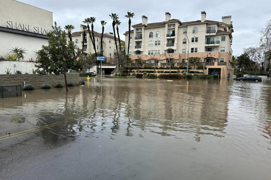 Calles en San Diego son cerradas debido a inundaciones