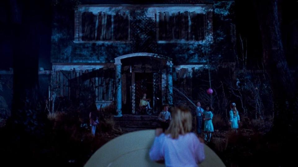 nightmare on elm street dream warriors opening scene with girl standing in front of abandoned house