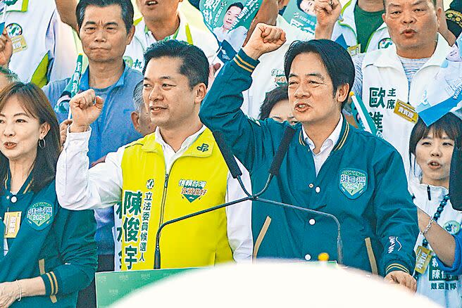 民進黨總統參選人賴清德（前排右）8日赴宜蘭，為立委參選人陳俊宇（前排左）站台。（李忠一攝）