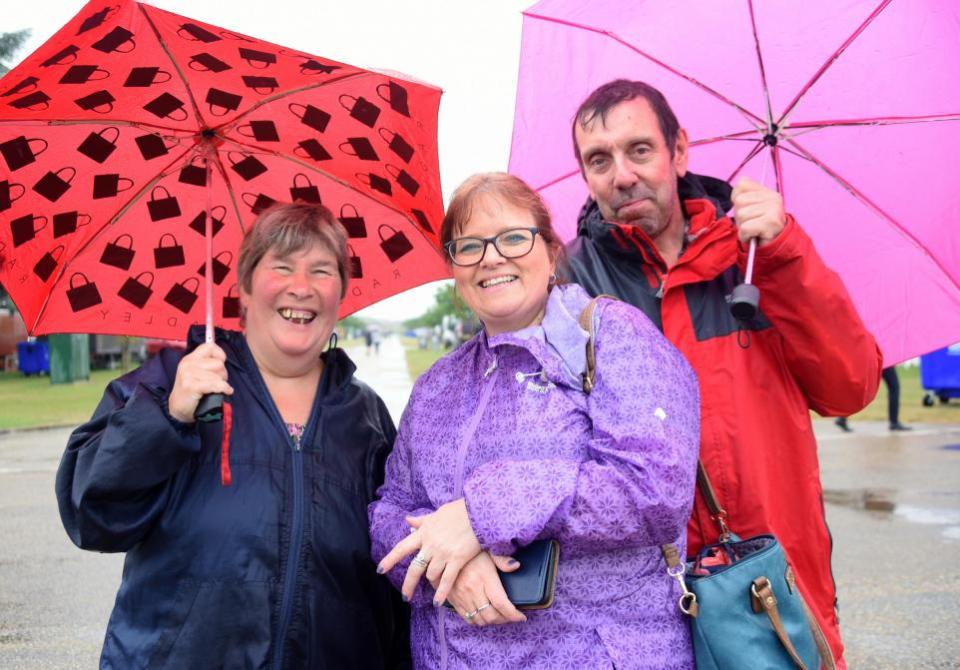 Eastern Daily Press: Mandy Pinnock, links, und ihr Mann Graham aus East Harling und Alison Soanes aus Attleborough halten sich bei der Norfolk Show trocken.
