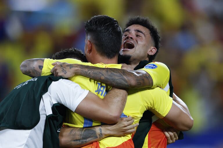 Luis Díaz y James Rodríguez festejan la victoria contra Uruguay en la semifinal de la Copa América, en Charlotte. (AP/Nell Redmond)