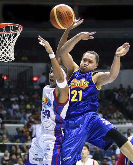 Kelly Williams and Arwind Santos battle for the rebound. (PBA Images)