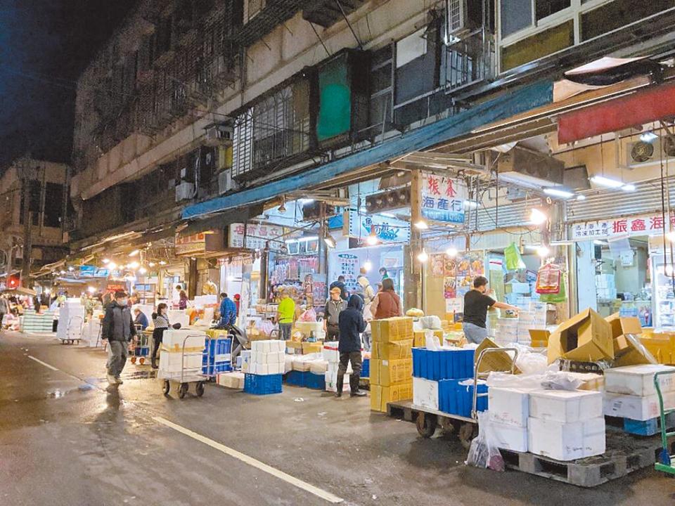 午夜一、兩點魚市場開賣，人潮車陣川流不息，崁仔頂立刻沸騰了起來。（高自芬攝）