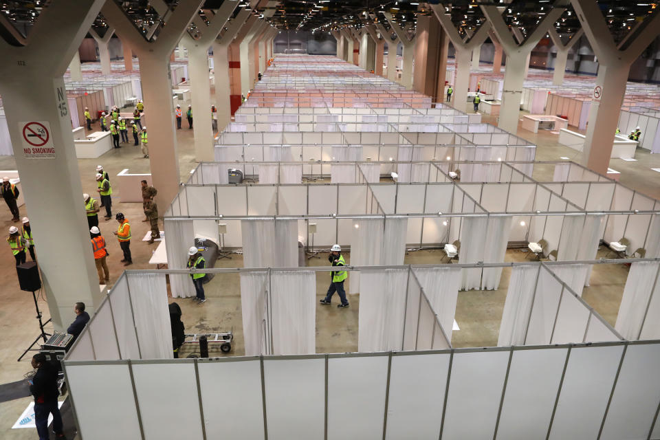 Un gran hospital de campaña, que contará con 3,000 camas, es instalado en el Centro de Convenciones McCormick Place en Chicago para atender pacientes de Covid-19. (Getty Images)