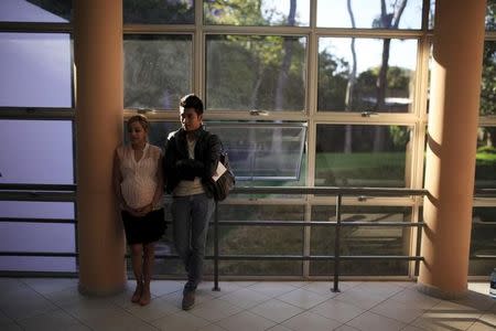 A pregnant woman waits to be attended to at the Women's National Hospital in San Salvador, El Salvador January 29, 2016. REUTERS/Jose Cabezas