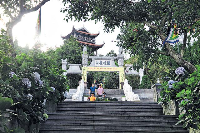 山中還有寺廟、大佛，供遊人參拜。（劉景茵攝）