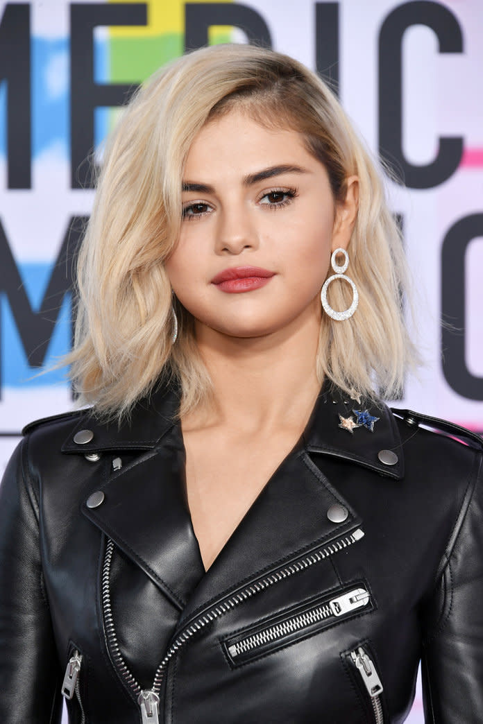 Selena Gomez is now blonde! The celebrity debuted the brand new hair color at the 2017 AMAs red carpet. See an up-close look at her new look here.