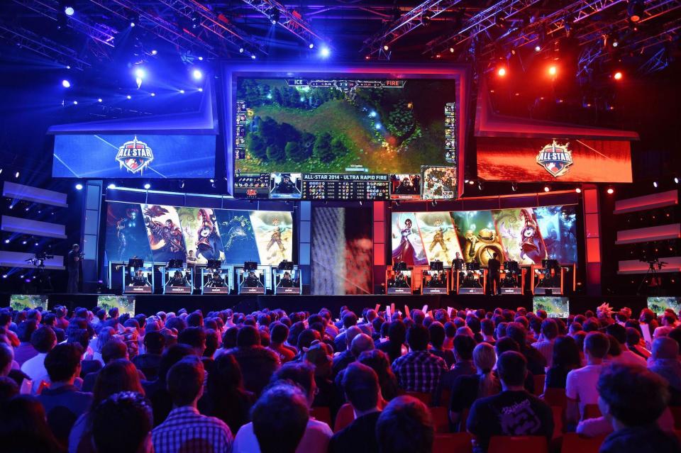 Visitors watch international teams play during the tournament of the computer game "League of Legends" on May 8, 2014 in Paris: AFP PHOTO / LIONEL BONAVENTURE