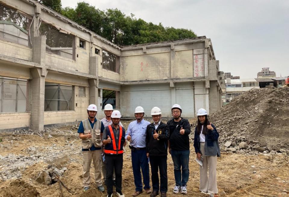 中市建設局長陳大田視察美村綜合服務園區工程時，特別叮嚀注意保留歷史牆面相關安全施工及做好植栽保護。（記者陳金龍攝）