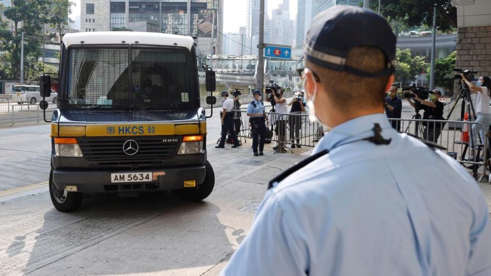 載著唐英傑的監獄囚車抵達香港最高法院大樓（27/7/2021）