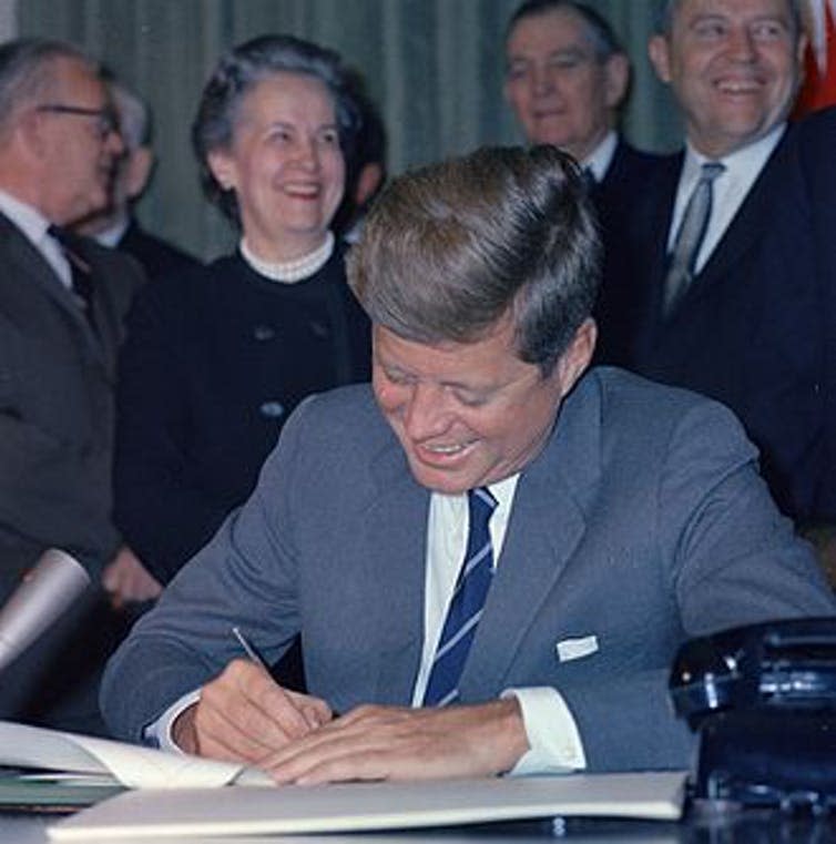 <span class="caption">John F Kennedy signing the Community Mental Health Act.</span> <span class="attribution"><span class="source">wikipedia</span></span>