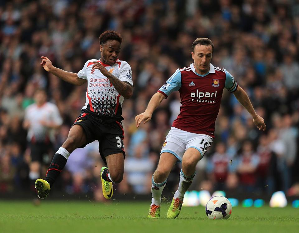 Liverpool's Raheem Sterling (left) and West Ham United's Mark Noble (right) battle for the ball during their English Premier League match at Upton Park, London, Sunday April 6, 2014. (AP Photo / Nick Potts,PA) UNITED KINGDOM OUT NO SALES NO ARCHIVE