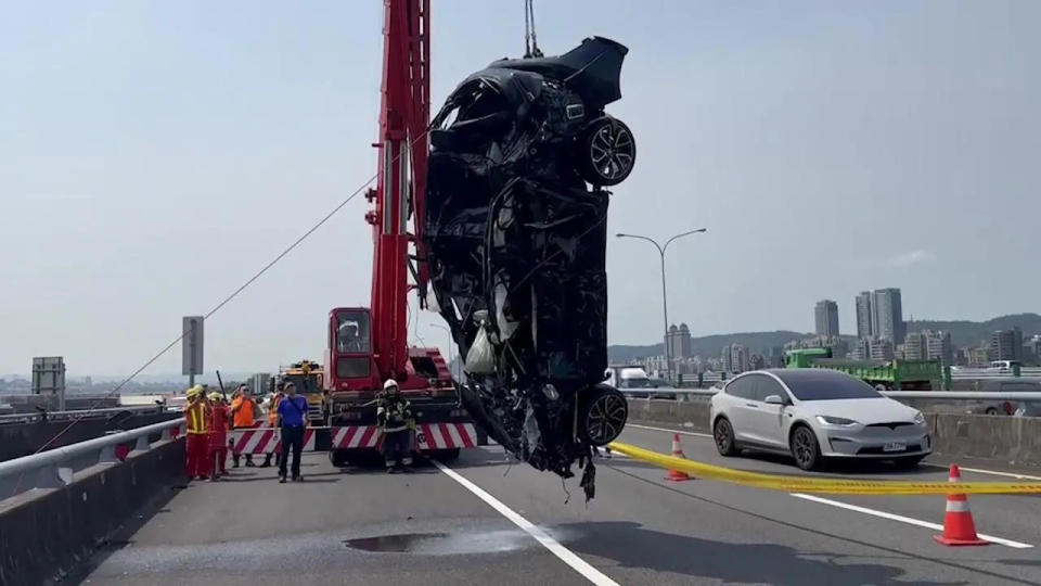 <strong>警消在吊起車輛駕駛座上發現一名男子。（圖／中天新聞）</strong>