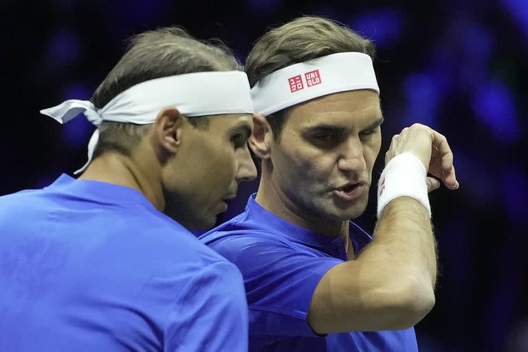 Rafael Nadal y Roger Federer, jugando juntos en septiembre pasado, en la Laver Cup, durante la despedida del suizo